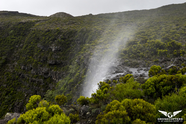 La Réunion: Un photographe capture la Cascade de la Ravine Creuse envoyant de l&rsquo;eau à contre-sens (Video)