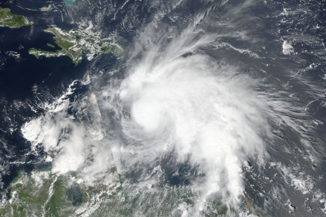 Tempête Matthew: Devenu ouragan, Matthew menace la Jamaïque, Haïti et Cuba