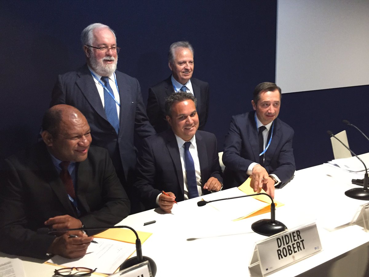 COP 22: La Réunion et Fidji signent un accord de mutualisation de leurs  ressources pour relever le défi énergétique