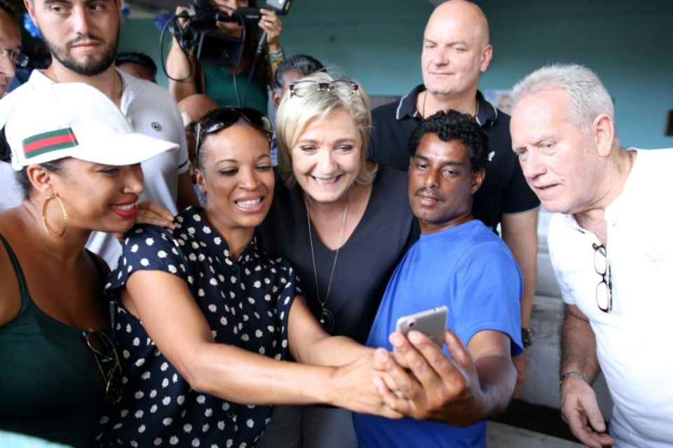 Marine Le Pen à La Réunion: un trône, des danses et des selfies