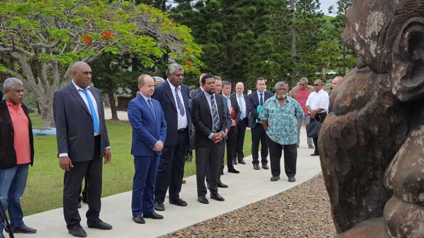 Jean-Jacques Urvoas en Nouvelle-Calédonie: le ministre pour une plus grande présence de la coutume Kanak dans la justice