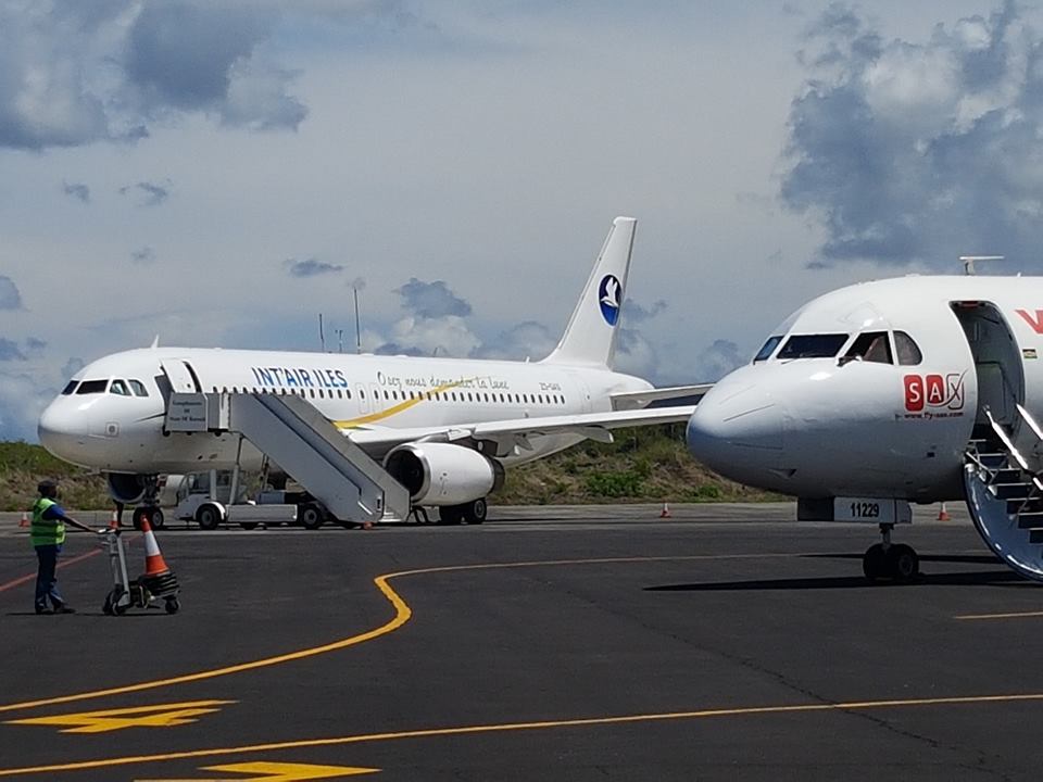 Desserte aérienne à La Réunion: Int&rsquo;Air Îles autorisée à atterrir à Roland-Garros mais pas à Pierrefonds