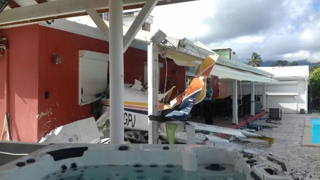 Guadeloupe: Un avion de tourisme finit sa course dans une maison à Petit-Bourg