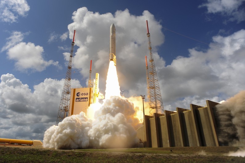 77e succès d&rsquo;affilée pour Ariane 5 avec la mise sur orbite de deux satellites de télévision