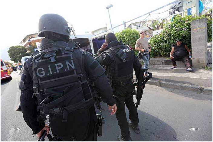 La Réunion : deux policiers blessés par un jeune soupçonné de radicalisation
