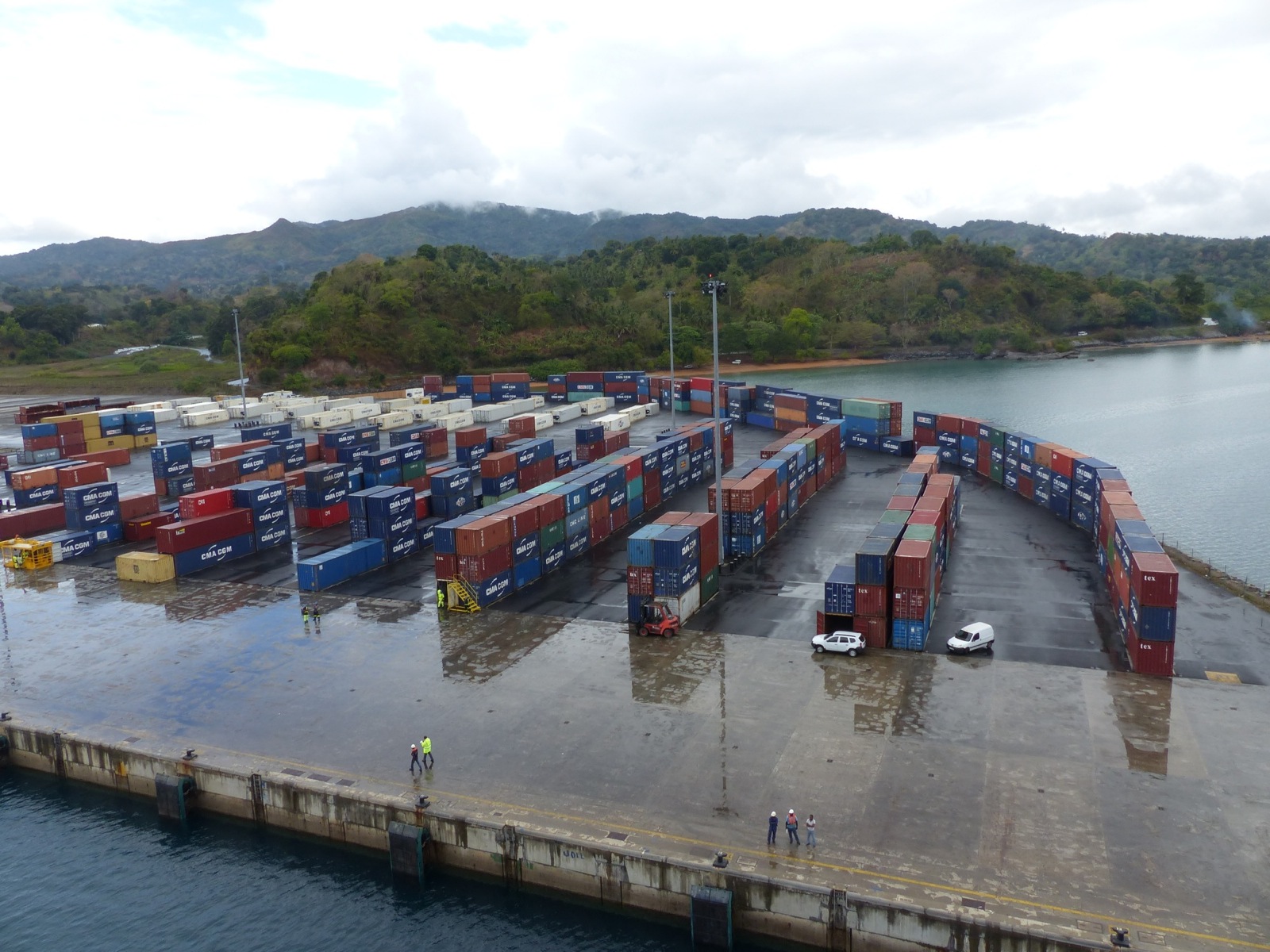 L&rsquo;unique port de commerce de Mayotte bloqué depuis trois jours
