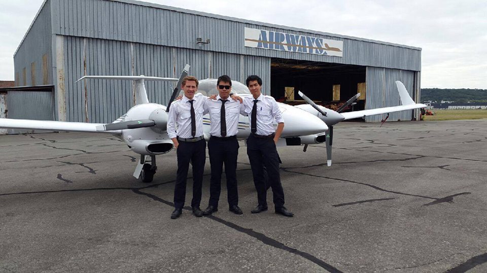 Trois jeunes tahitiens, futurs pilotes de ligne, à l’Airways College