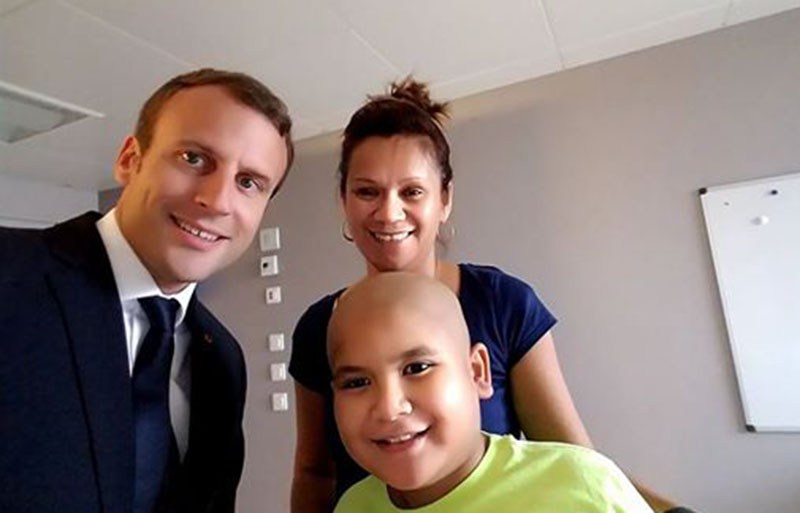 Emmanuel Macron et sa femme Brigitte Macron rendent visite à des jeunes polynésiens hospitalisés à Paris