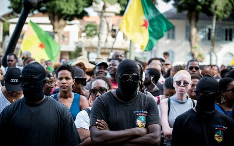 Migrants en Guyane: Des &laquo;&nbsp;Grands frères&nbsp;&raquo; bloquent la préfecture de Cayenne