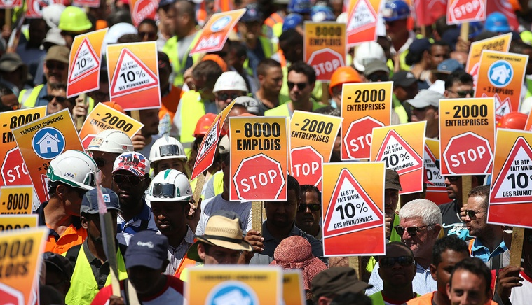 La Réunion: Patrons et salariés dans la rue contre &laquo;&nbsp;l&rsquo;agonie du BTP&nbsp;&raquo;