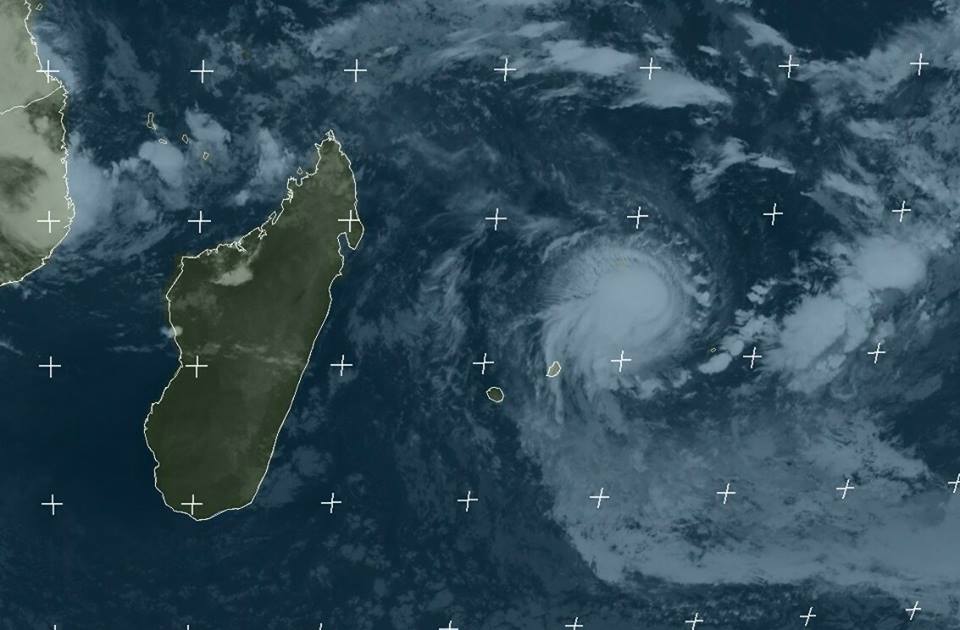 Cyclone Berguitta : La Réunion en alerte orange, Maurice en alerte 3