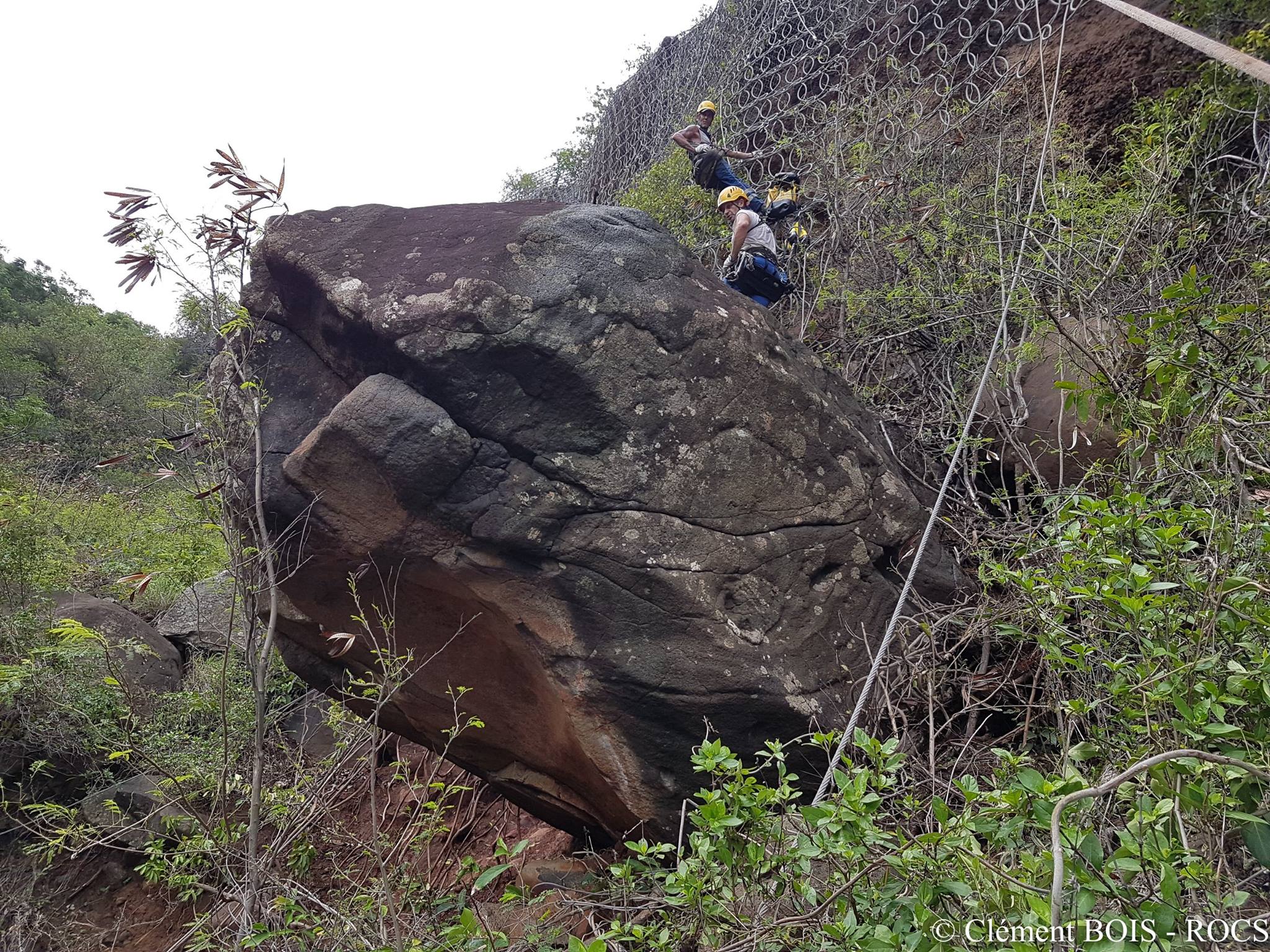 La Réunion : Un bloc rocheux de plus de 250 tonnes menaçant, la route du littoral totalement fermée pendant plusieurs jours