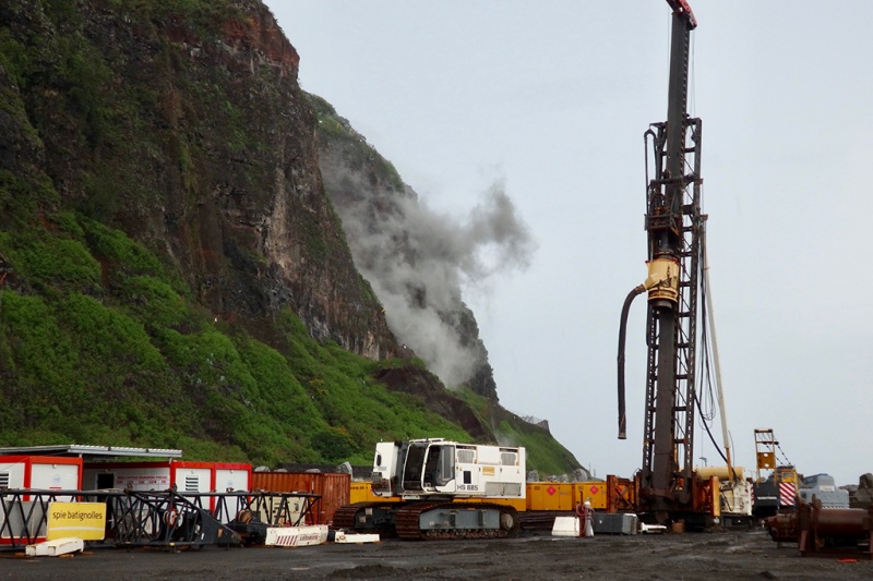 Route du Littoral à La Réunion : Le bloc rocheux détruit, la route pourrait être rouverte dès ce samedi
