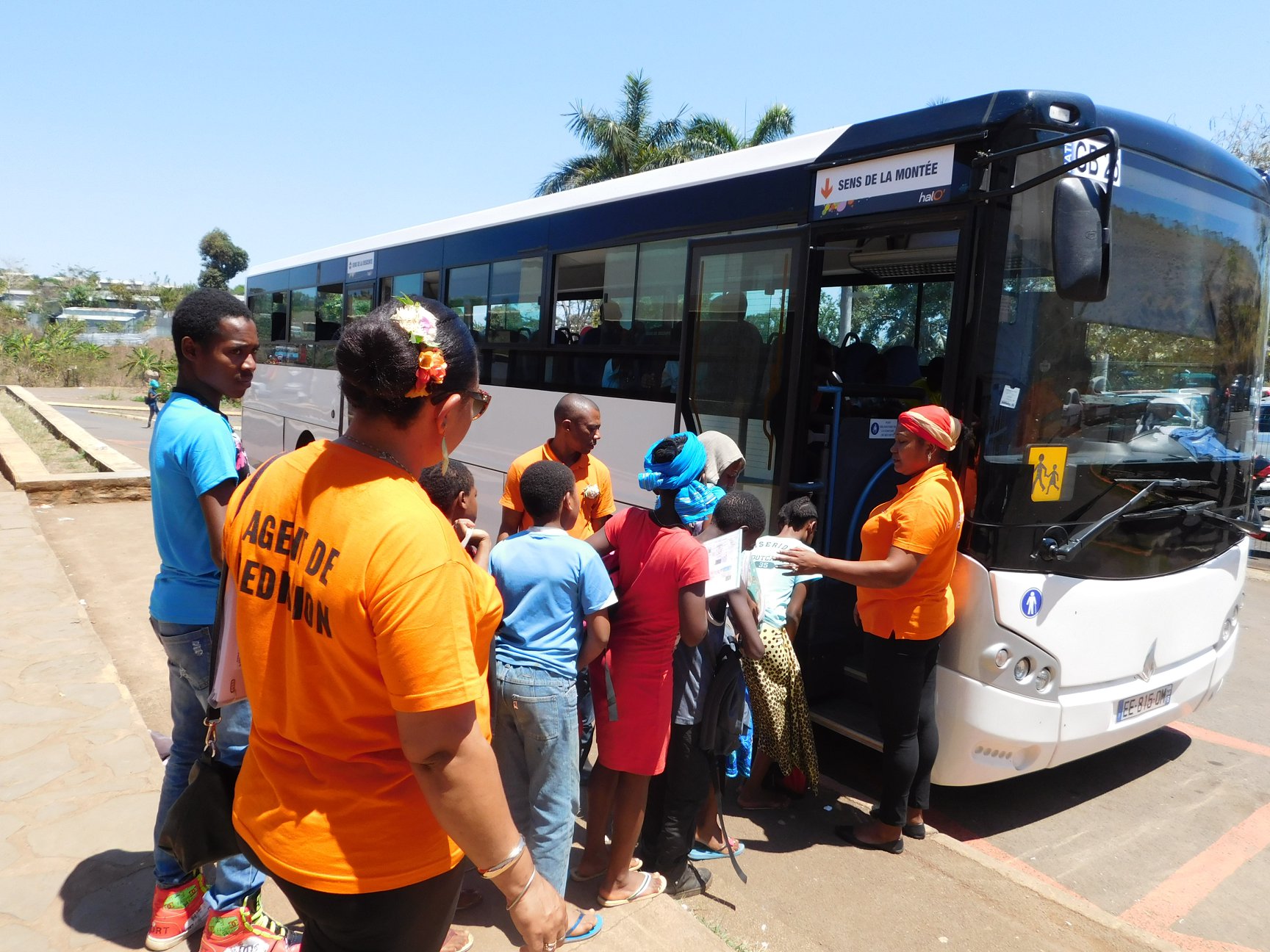 Violences à Mayotte: les chauffeurs de bus et deux lycées en droit de retrait