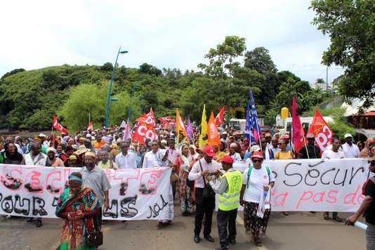 Mayotte : Violents heurts devant le service des migrations lors d&rsquo;une manifestation