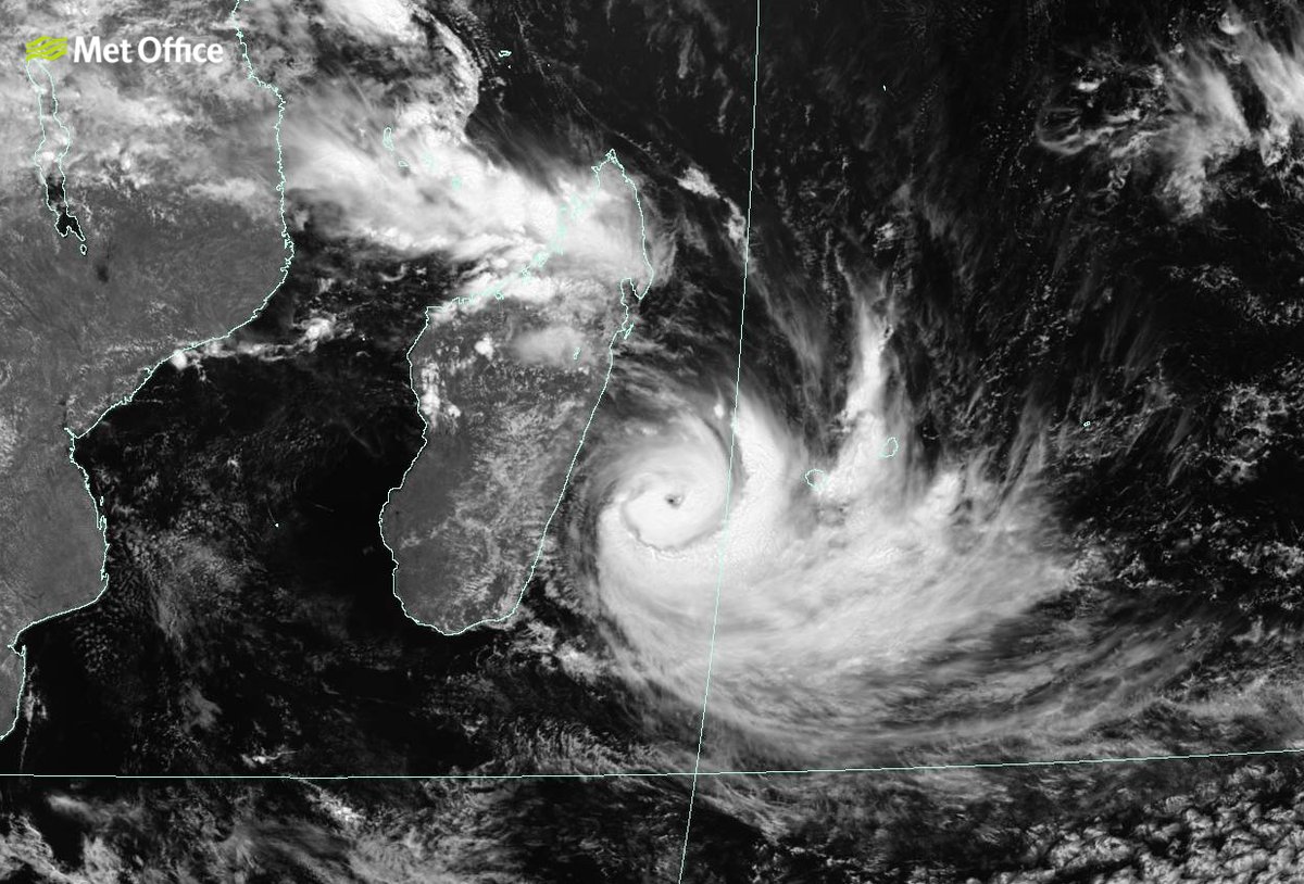 Cyclone Dumazile : La Réunion en vigilance fortes pluies, vents forts et forte houle