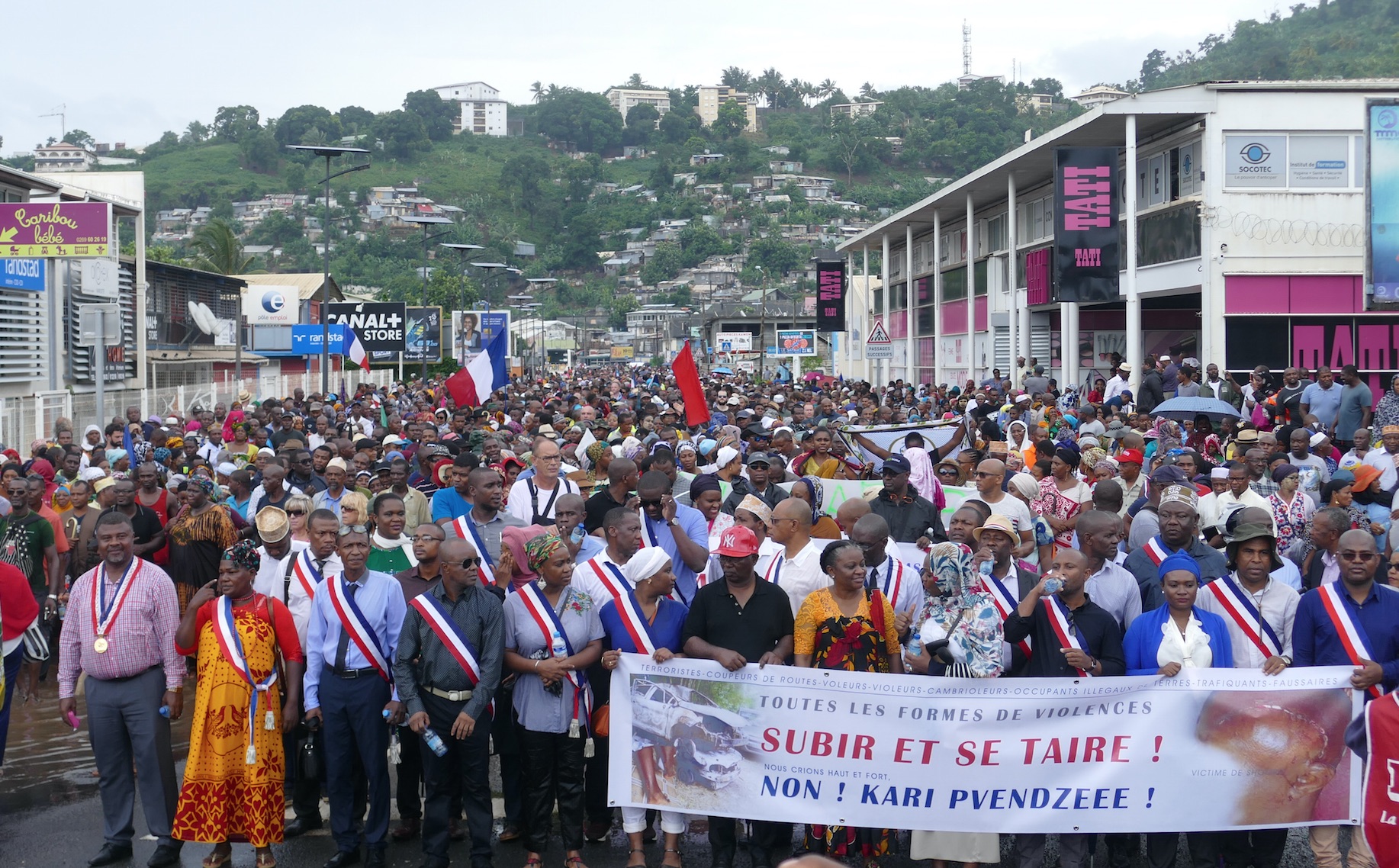 Insécurité à Mayotte: au moins 3.000 personnes défilent à Mamoudzou sous la pluie