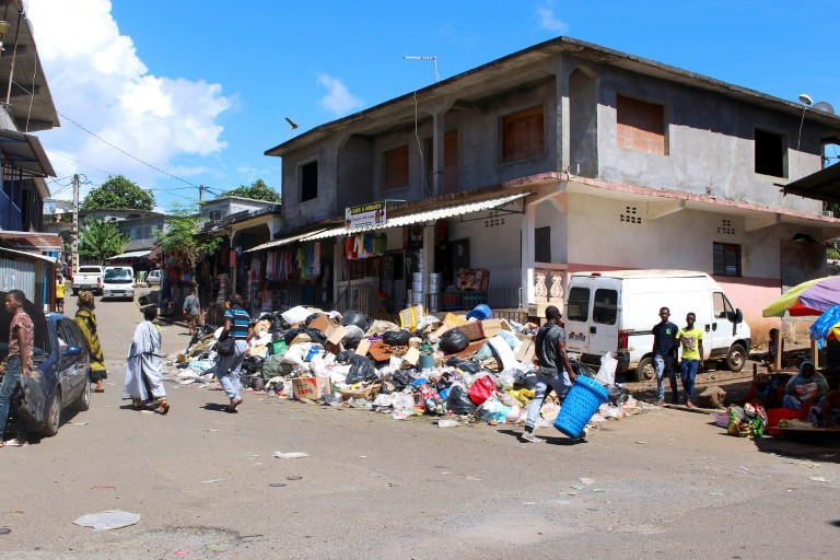 A Mayotte, les camions-bennes ne passent plus et les ordures s&rsquo;entassent