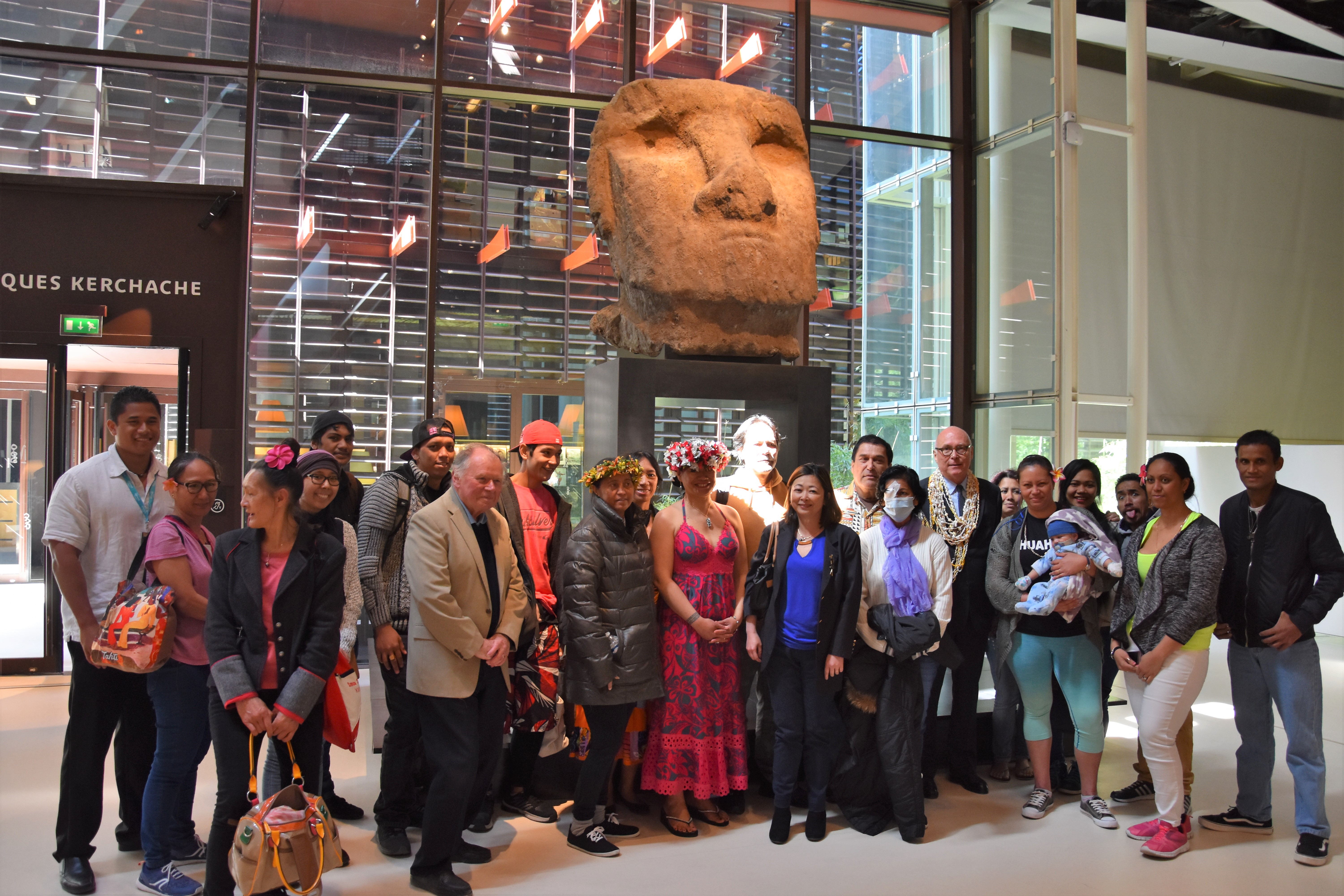 Les malades polynésiens à Paris visitent le Musée du Quai Branly