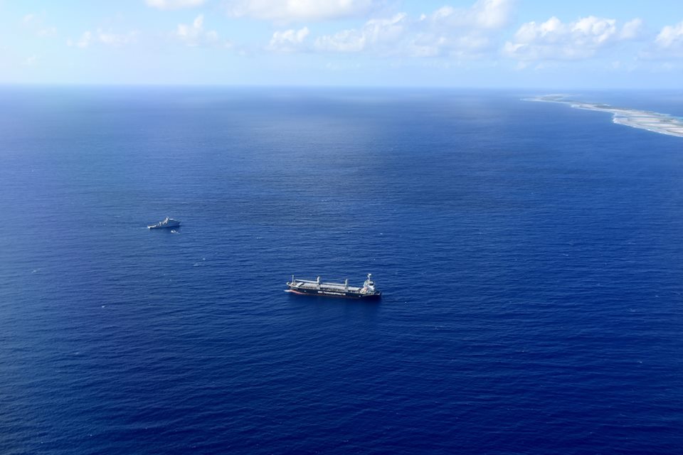 Polynésie : Après s’être échoué, le cargo philippin attend d’être remorqué jusqu’à Papeete