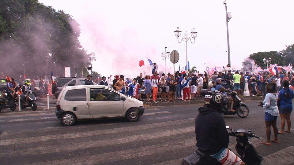 CHAMPIONS DU MONDE : De Paris à Papeete, les France célèbrent le sacre des Bleus