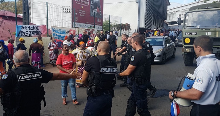Mayotte: Des manifestants jettent du piment sur les forces de l&rsquo;ordre