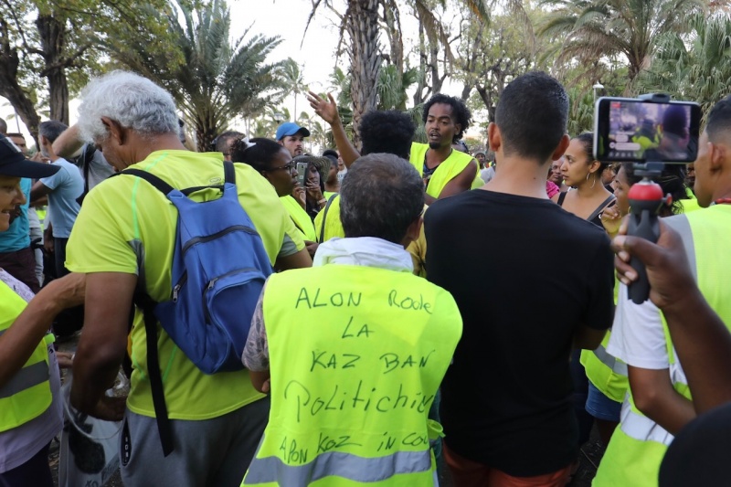 Gilets jaunes et crise sociale à La Réunion : Une nuit plus calme avant la 6ème journée de mobilisation