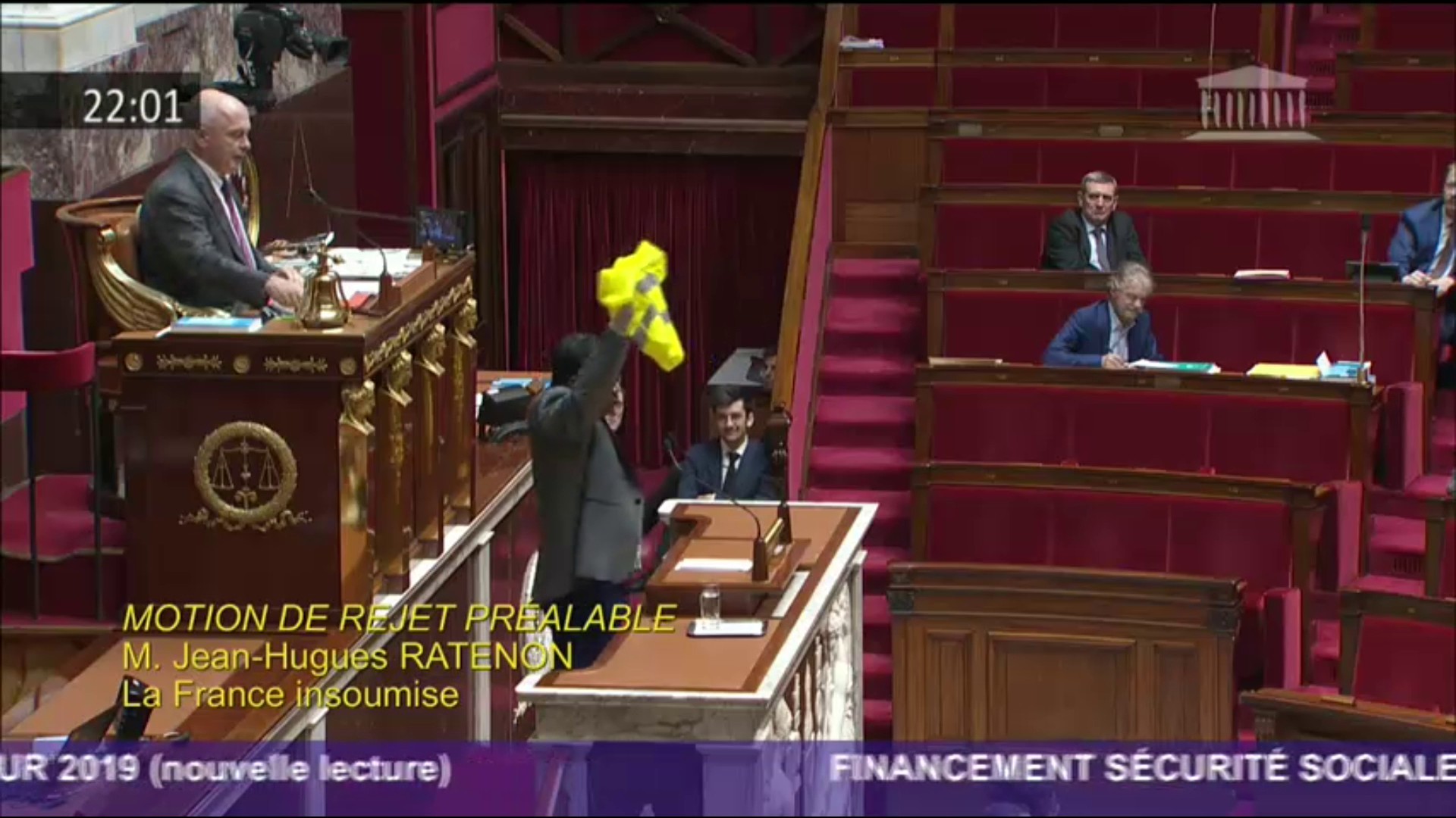 Le Réunionnais Jean-Hugues Ratenon brandit un gilet jaune à la tribune de l&rsquo;Assemblée