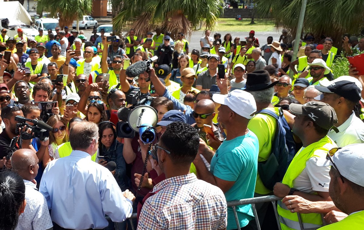 Gilets jaunes et crise sociale à La Réunion: Le préfet à la rencontre des gilets jaunes devant la Préfecture