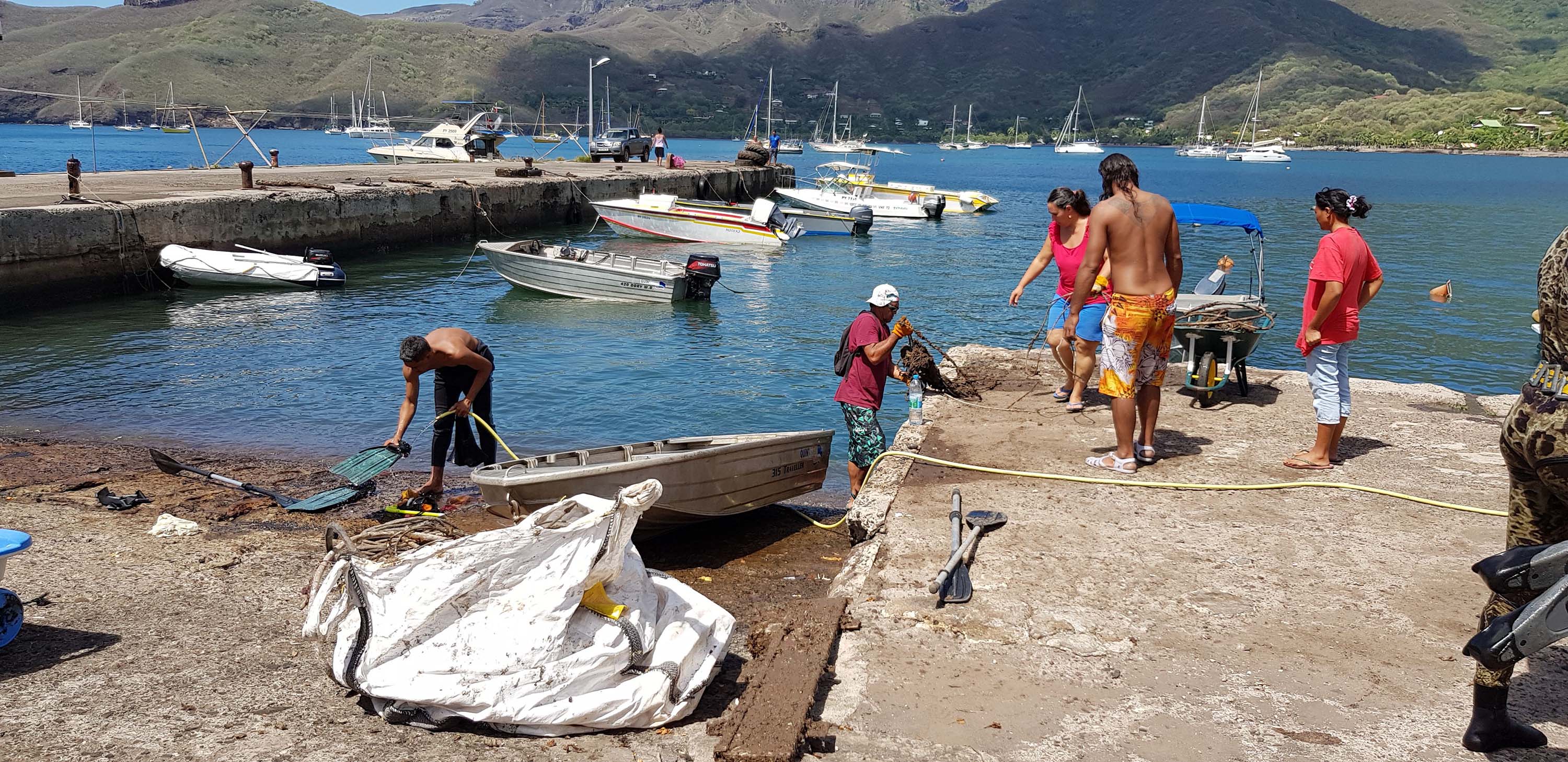 Polynésie : Des bénévoles nettoient le littoral de l’île de Nuku Hiva