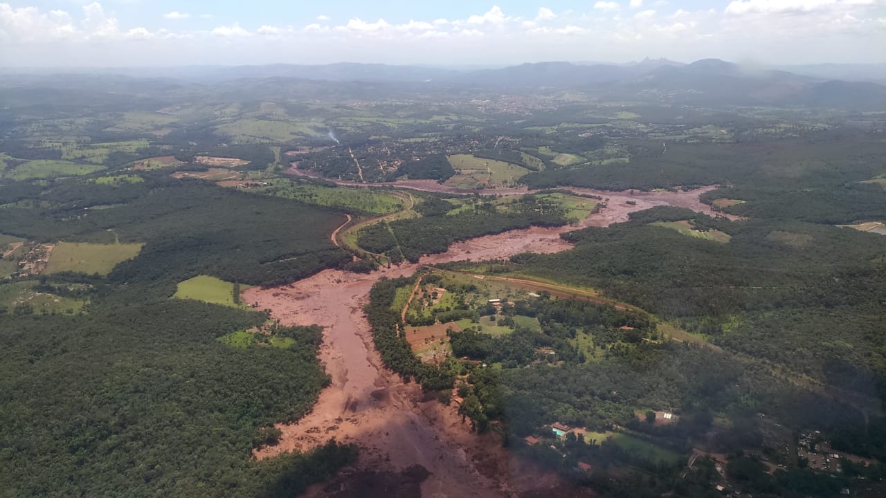 Rupture d’un barrage minier au Brésil : environ 200 disparus