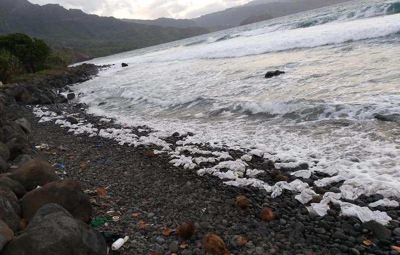 Polynésie : Un navire chinois suspecté d’avoir déversé des sacs plastiques aux îles Marquises
