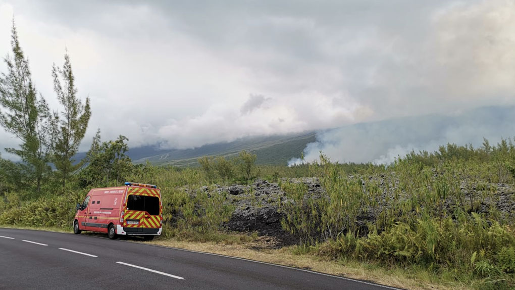 À La Réunion, un incendie ravage 2 000 hectares de végétation dans le sud-est