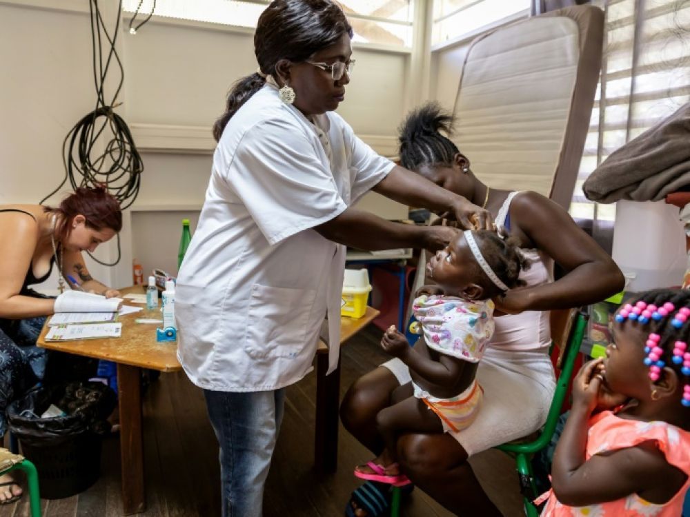 Guyane: les &laquo;&nbsp;docteurs-pirogues&nbsp;&raquo; apportent soins et médicaments aux communes isolées