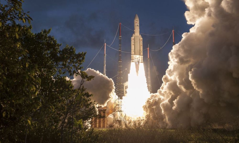 Guyane : La fusée Ariane 5 réussit son décollage et met en orbite deux satellites de télécommunications