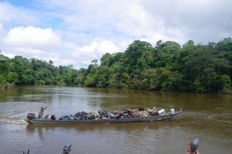 En Guyane, des décharges sauvages perdurent sur les rives du Maroni