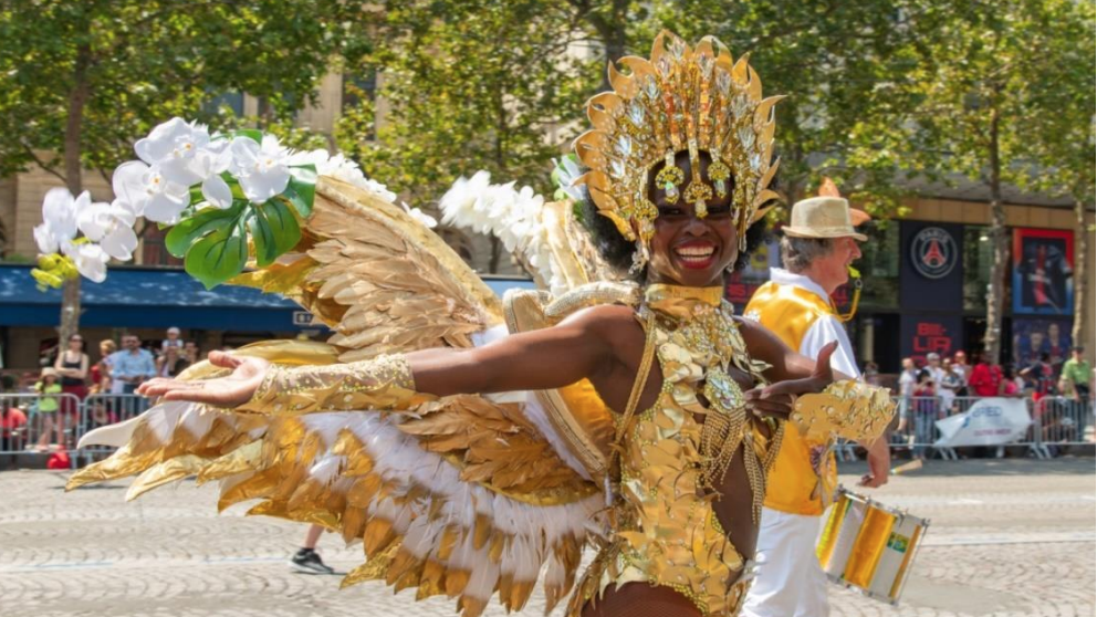 La folie du Carnaval Tropical de Paris envahit les ChampsElysées ce