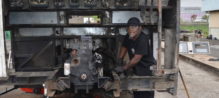 En Nouvelle-Calédonie, la formation « destruction et recyclage de bus » allie insertion professionnelle et protection de l’environnement