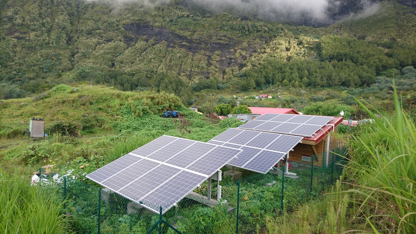 Énergies Outre-mer : À La Réunion, le cirque de Mafate sera équipé de 13 générateurs photovoltaïques autonomes