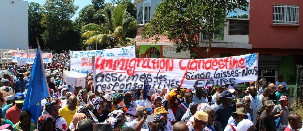 Emmanuel Macron dans l&rsquo;Océan Indien: A Mayotte, le président face à l&rsquo;immigration clandestine