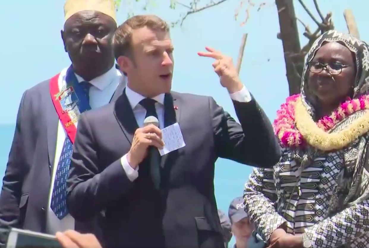 Emmanuel Macron dans l’Océan Indien : À Mayotte, le président s’engage sur la piste de l’aéroport de Pamandzi