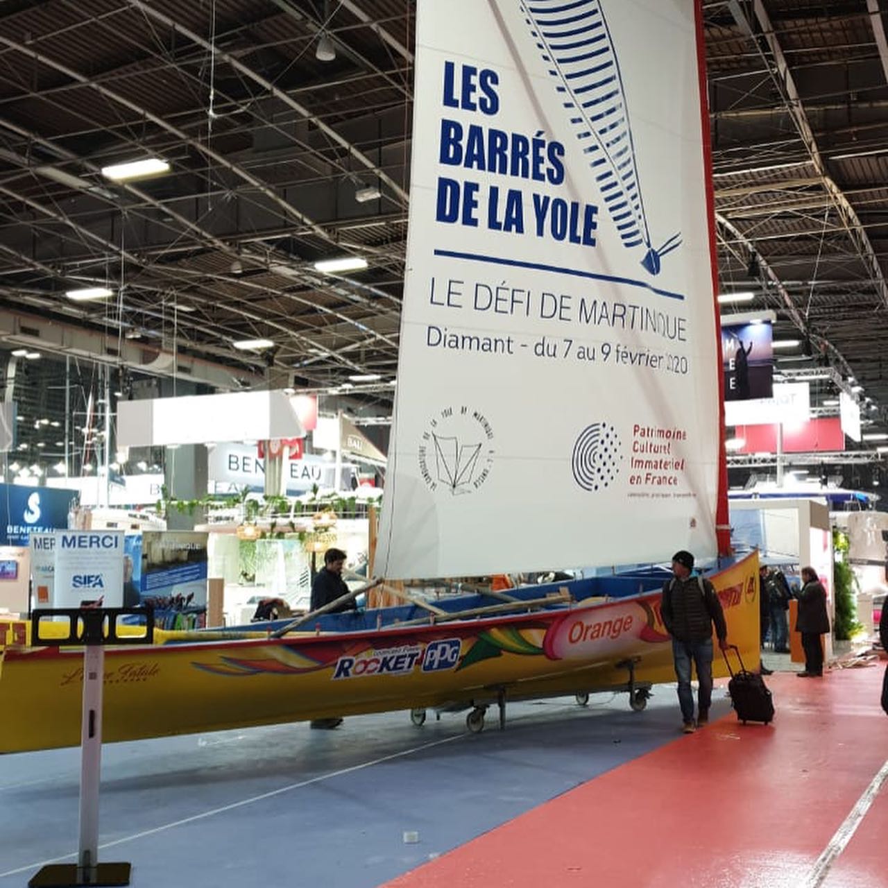 Une yole au Salon nautique de Paris pour présenter le défi  «Les Barrés de la Yole»