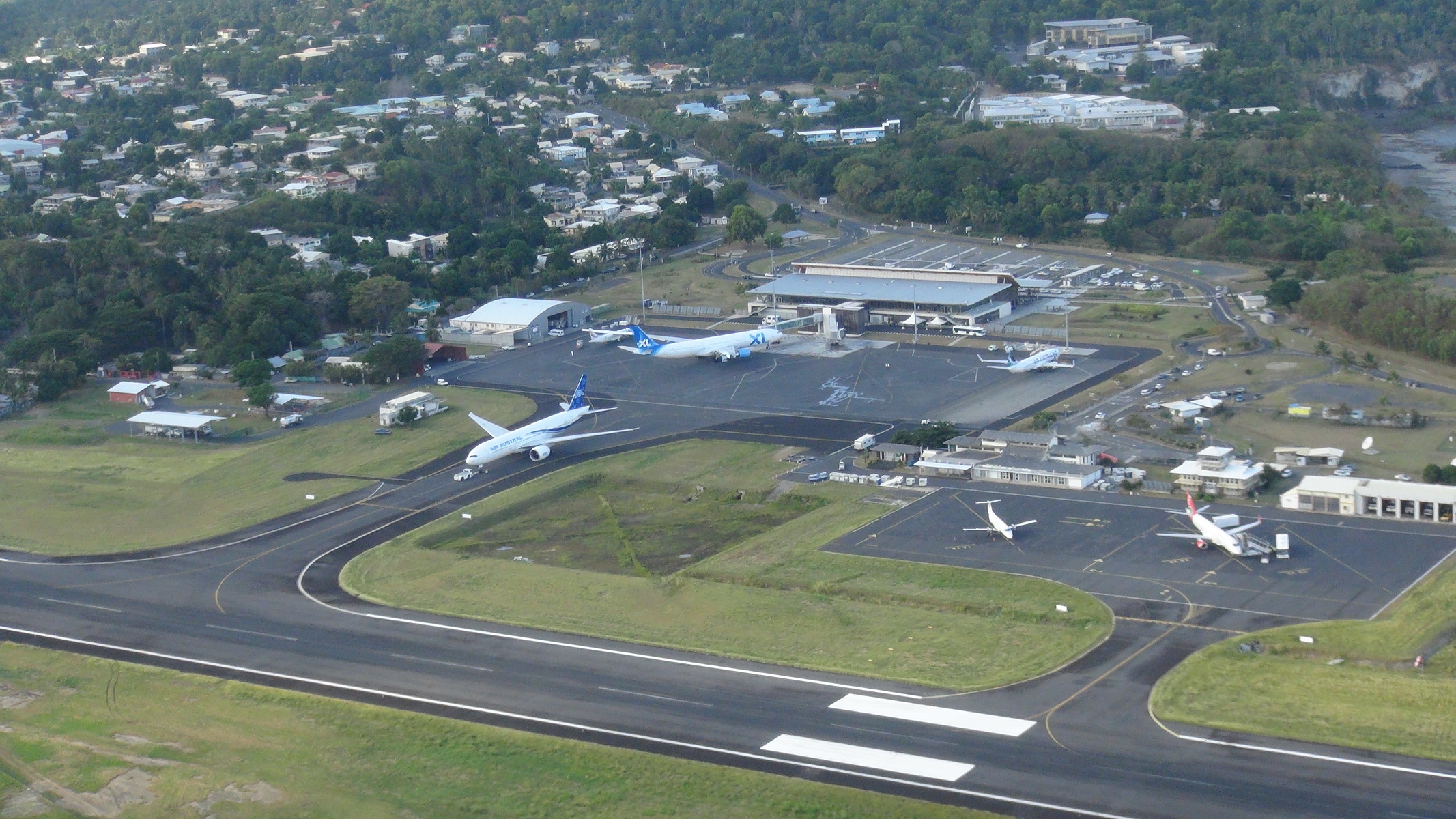 Covid-19 : Les vols pour Mayotte suspendus, réduits pour La Réunion