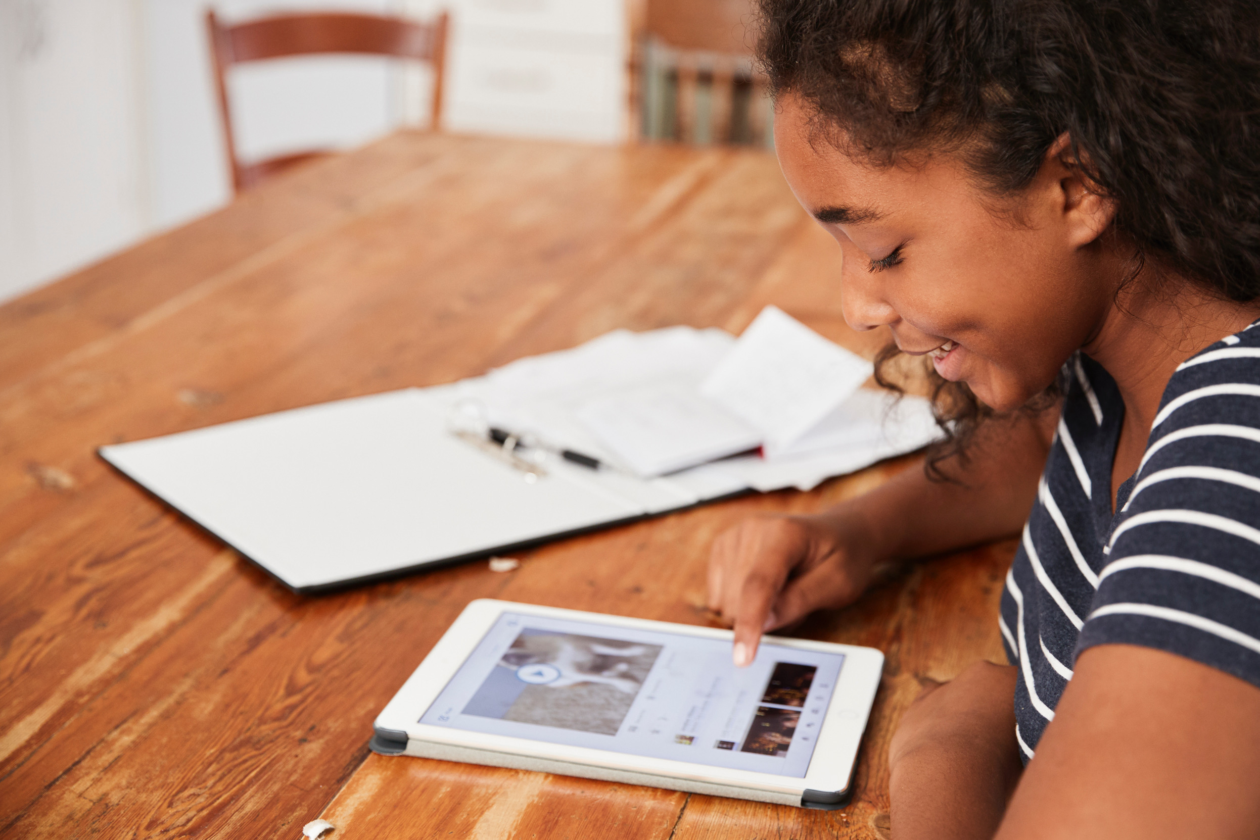 Continuité pédagogique : Le Département de La Réunion met à disposition des tablettes numériques aux collégiens boursiers