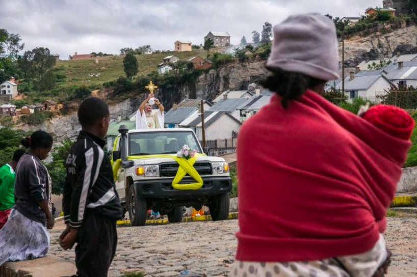A Madagascar confinée, la messe de Pâques du père Pedro en voiture