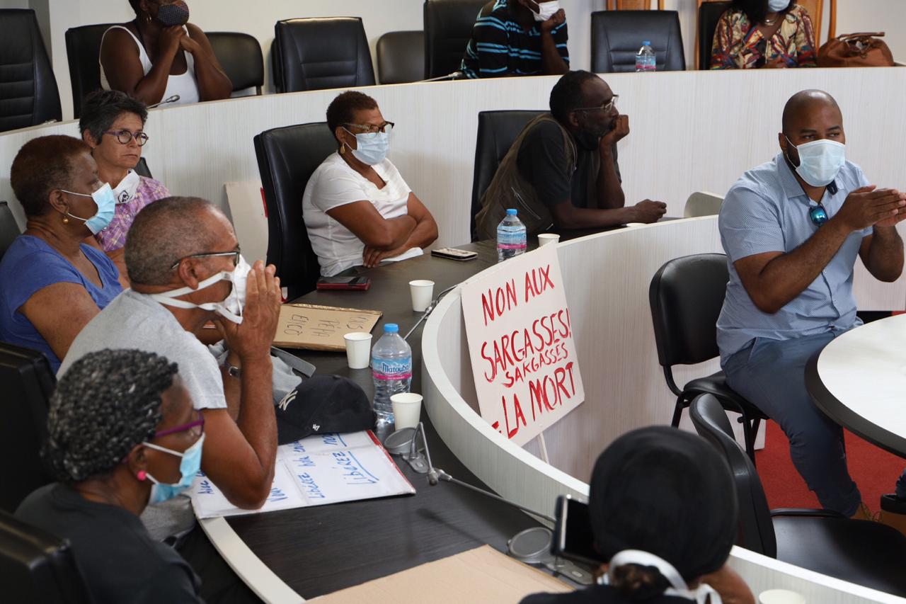 Sargasses-Guadeloupe: Un collectif de riverains proteste contre les arrivages massifs d&rsquo;algues brunes