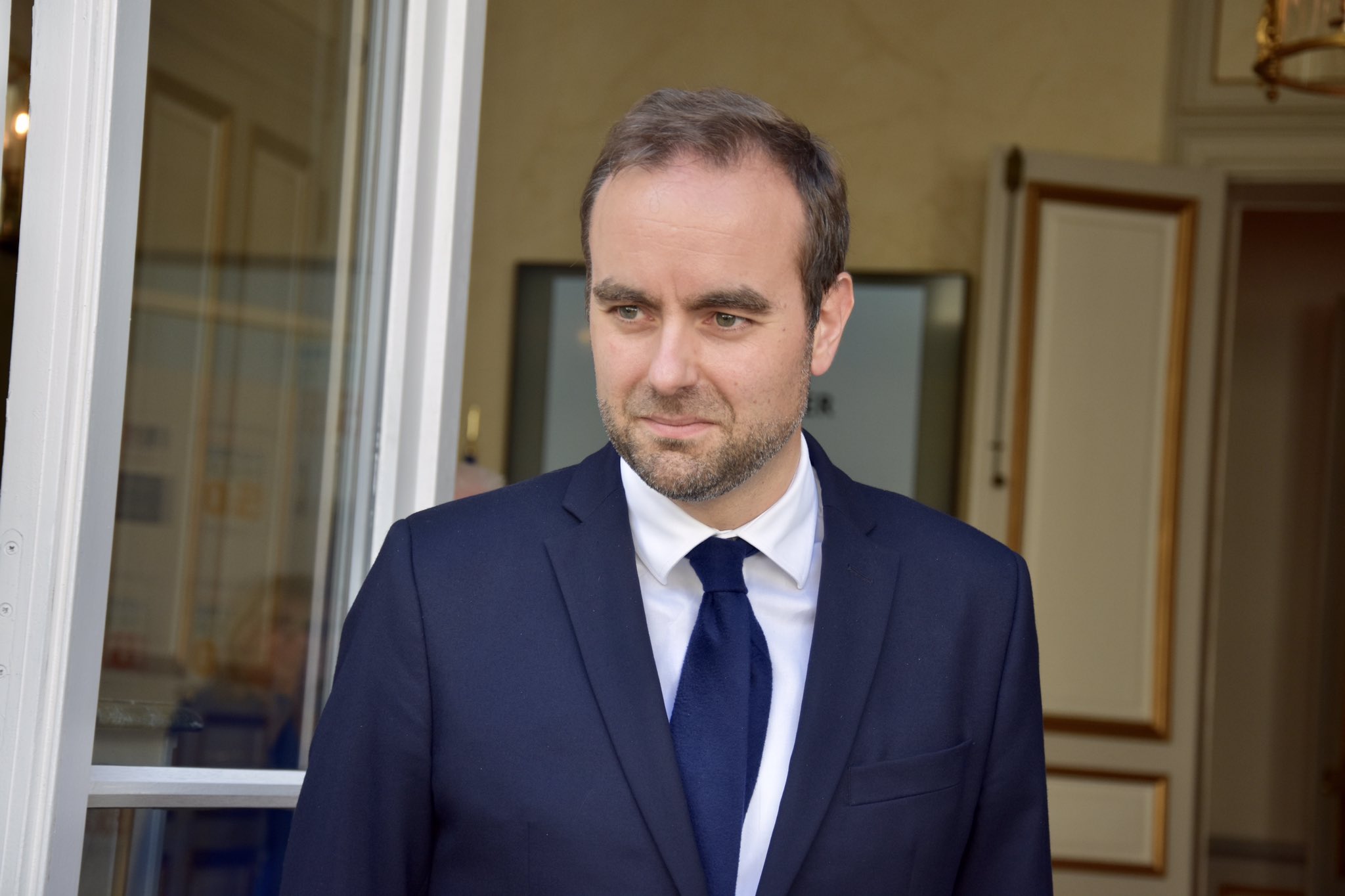 Sébastien Lecornu « élu local enraciné » veut « tendre la main » aux élus locaux d’Outre-mer