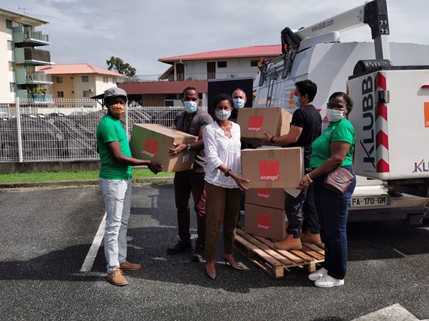 Covid-19-Guyane : Orange distribue 30 000 masques et 160 blouses à trois associations de médiation sociale