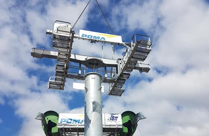 Transports à La Réunion : Le premier pylône du téléphérique urbain de Saint-Denis livré